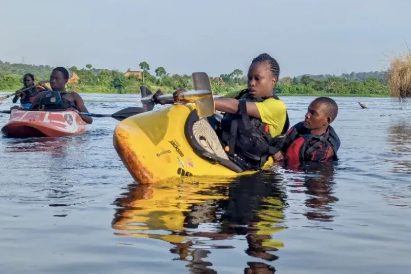 專注划槳的女性